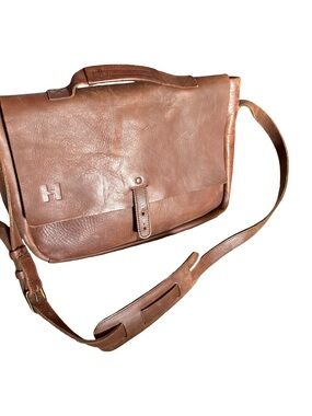 This is a beautiful Nisolo Loreto Messenger Bag in the classic Chestnut